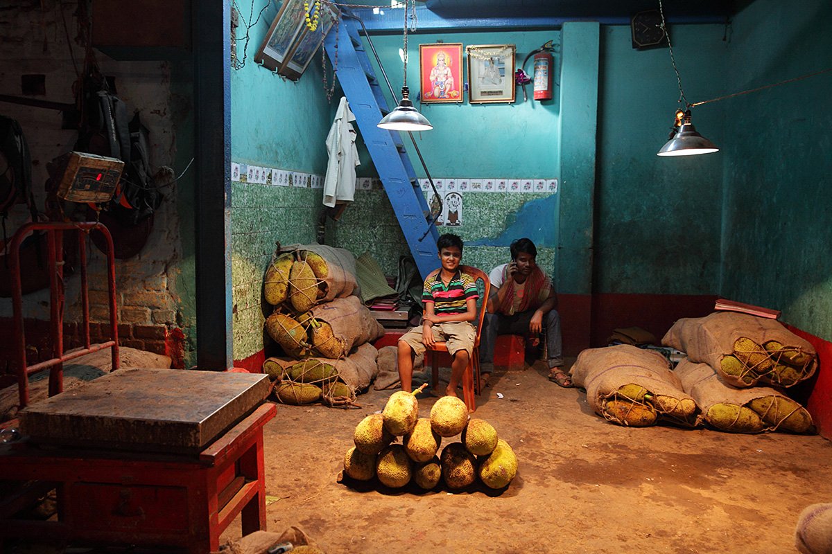 On the streets of Kolkata, India. tinyurl.com/j447cy4 #canon #canon5d #streetphotography #kolkata