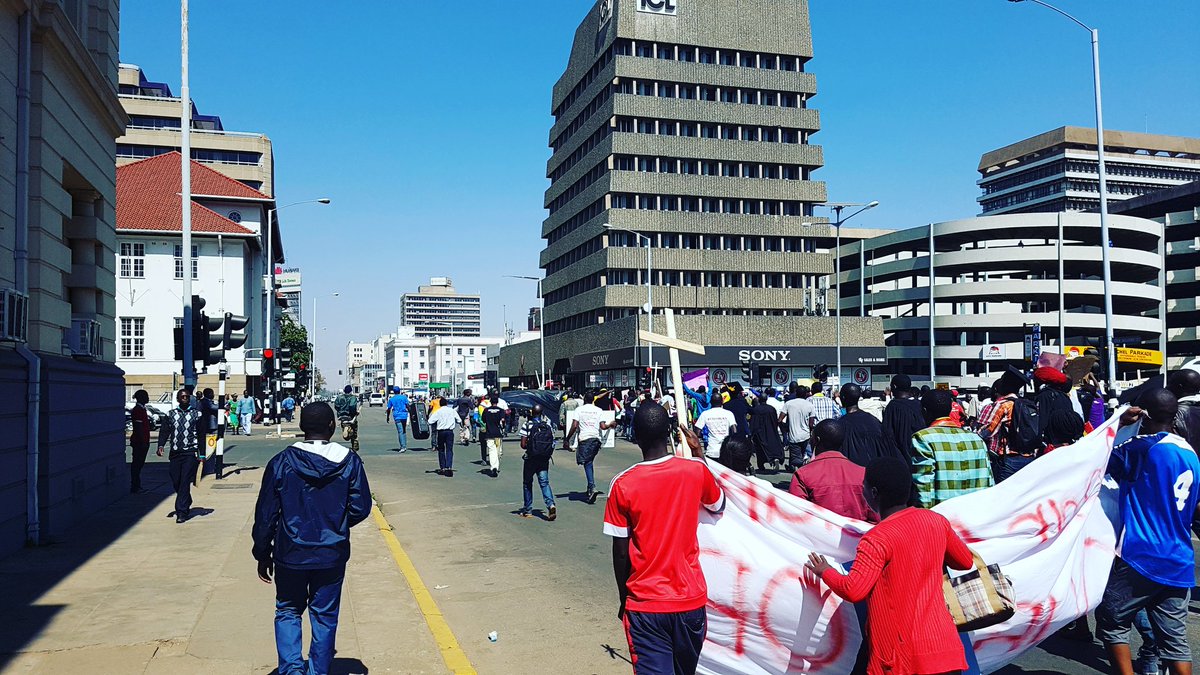 TPGandiya's tweet image. THEY waited until the very last second. Again, it was peaceful until the "button stick" #ThisFlag #NoToBondNotes