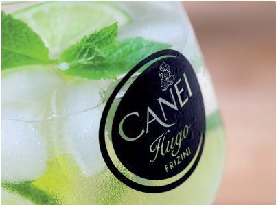 Canei Hugo is een sprankelend drankje gemaakt van mousserende witte wijn, vlierbloesem, limoen en een vleugje munt.