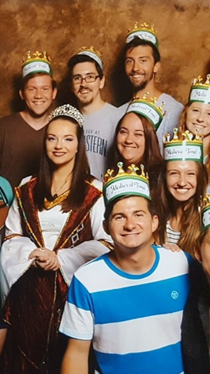 ethannunn94's tweet image. When you realize your long lost twin sister works for Medieval Times... @jules1653 #WhitIsLit #KanyeBest