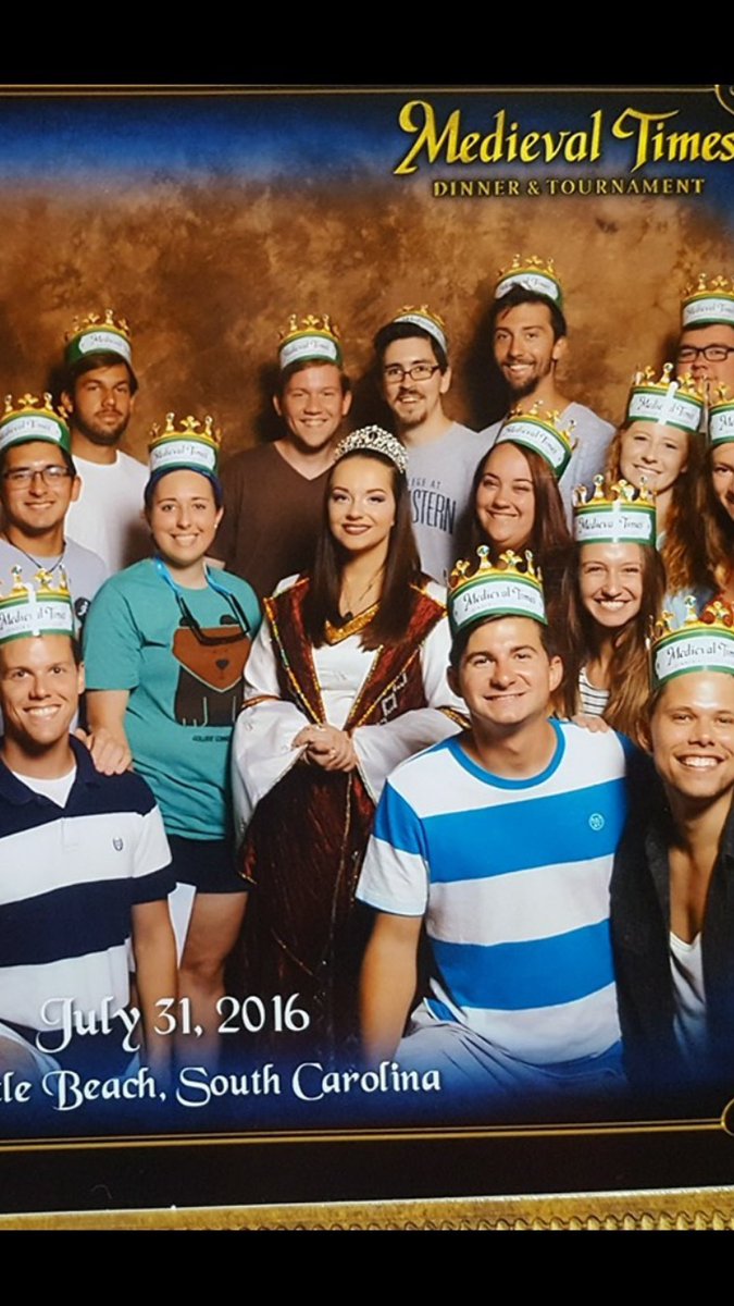 ethannunn94's tweet image. When you realize your long lost twin sister works for Medieval Times... @jules1653 #WhitIsLit #KanyeBest