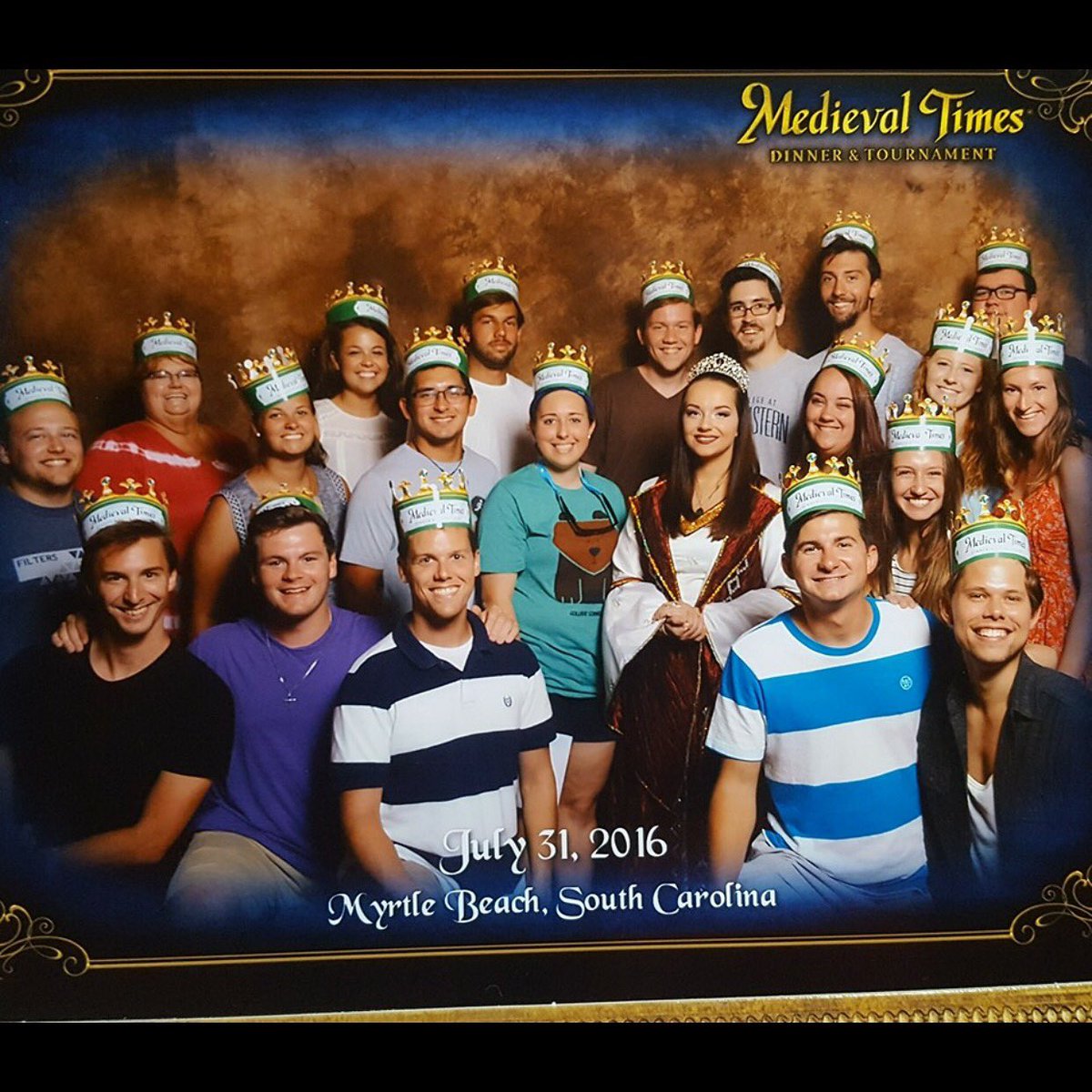 ethannunn94's tweet image. When you realize your long lost twin sister works for Medieval Times... @jules1653 #WhitIsLit #KanyeBest