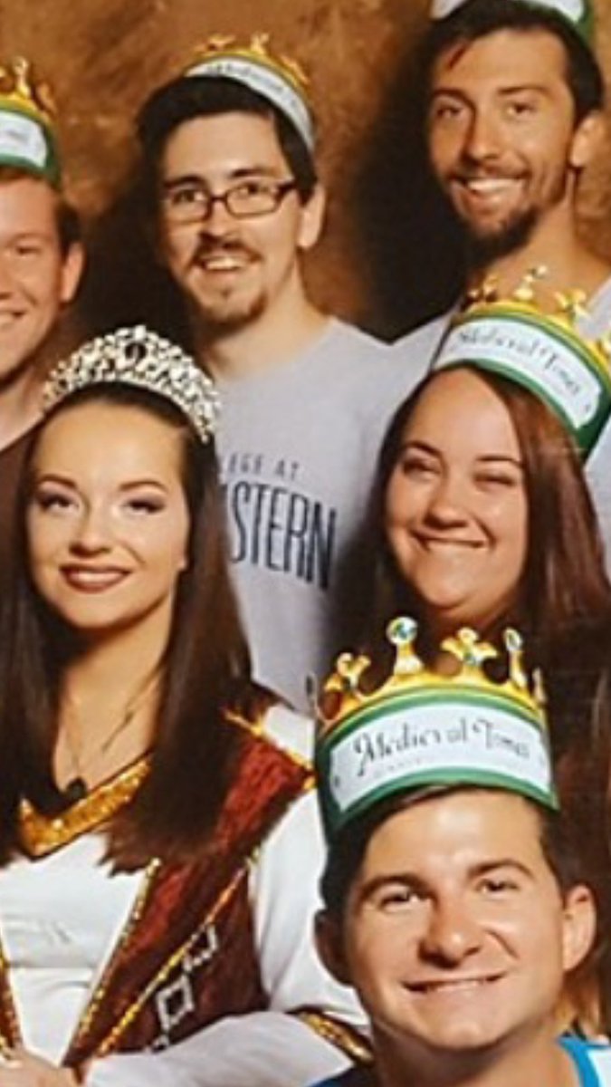 ethannunn94's tweet image. When you realize your long lost twin sister works for Medieval Times... @jules1653 #WhitIsLit #KanyeBest