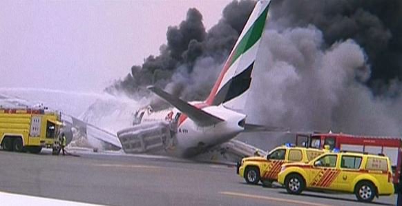 Дубай крушение. Авария Boeing 777 в Дубае. Боинг 777 в аэропорту Дубая. Emirates катастрофы. Emirates самолет упал.