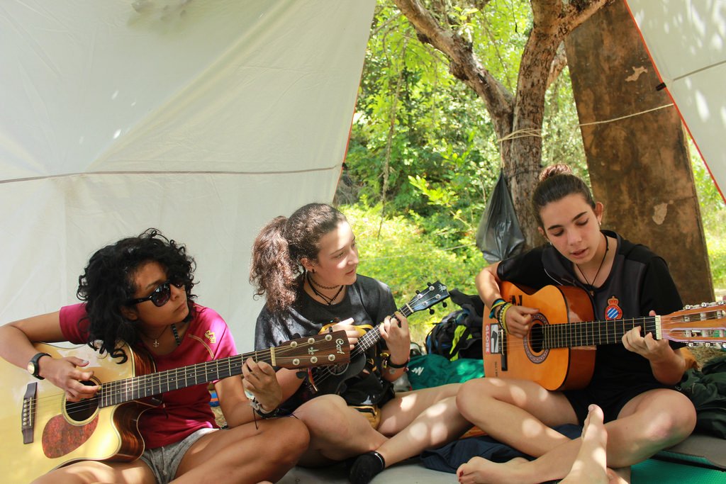 la vida de campamento de los pioneros se basa en comer, dormir y tocar la guitarra o el ukelele
