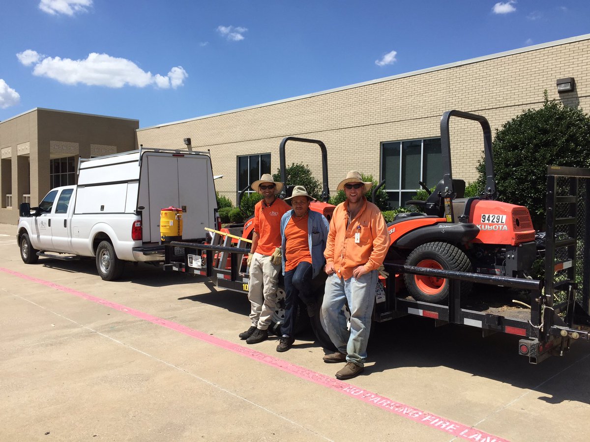 Freeman_Hawks's tweet photo. Getting ready for school! Thank you to our maintenance crew for keeping Freeman beautiful! #FreemanHawks https://t.co/06chXE2Bxy