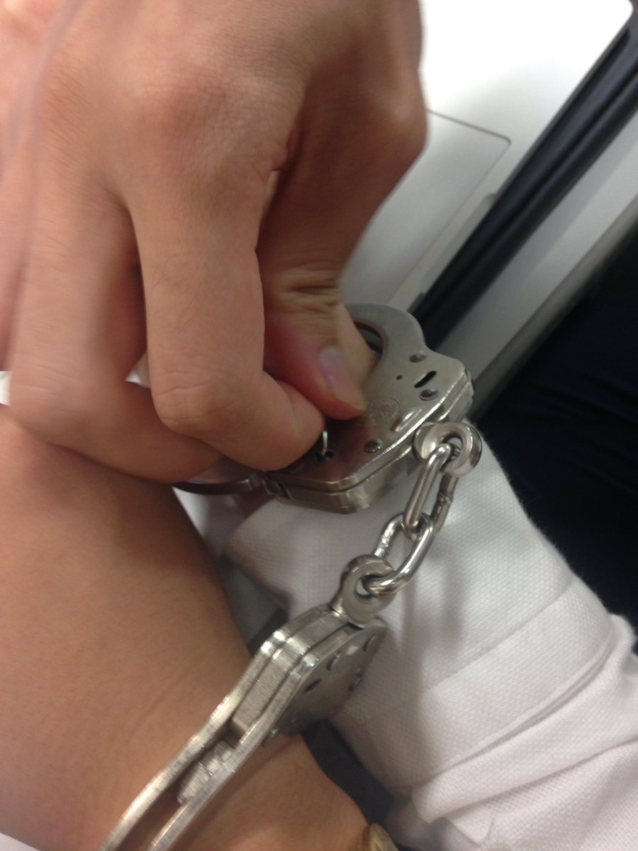 手錠が外れなくなった成人男性ふたり 25時 Togetter