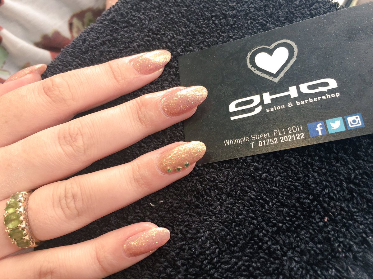 HReedNails's tweet photo. From 4 weeks regrowth to beautiful wedding nails #Bride #weddingnails#glitterbug @CNDWorld @lovelecente @GhqSalon https://t.co/Yuy76DytOm