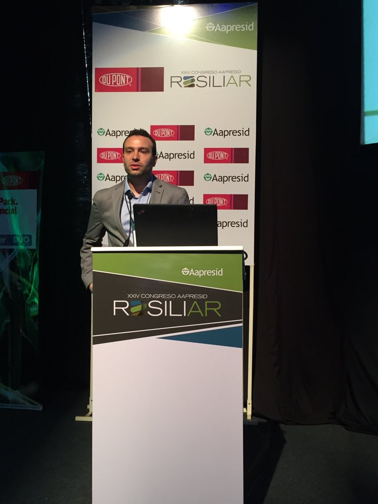 cesarbelloso's tweet photo. N. Gennaro @Syngenta_ar y S. González Venzano @S4AGTech presentando en @aapresid #ResiliAR el sistema Integra Soja https://t.co/Dp3UpKx3RH