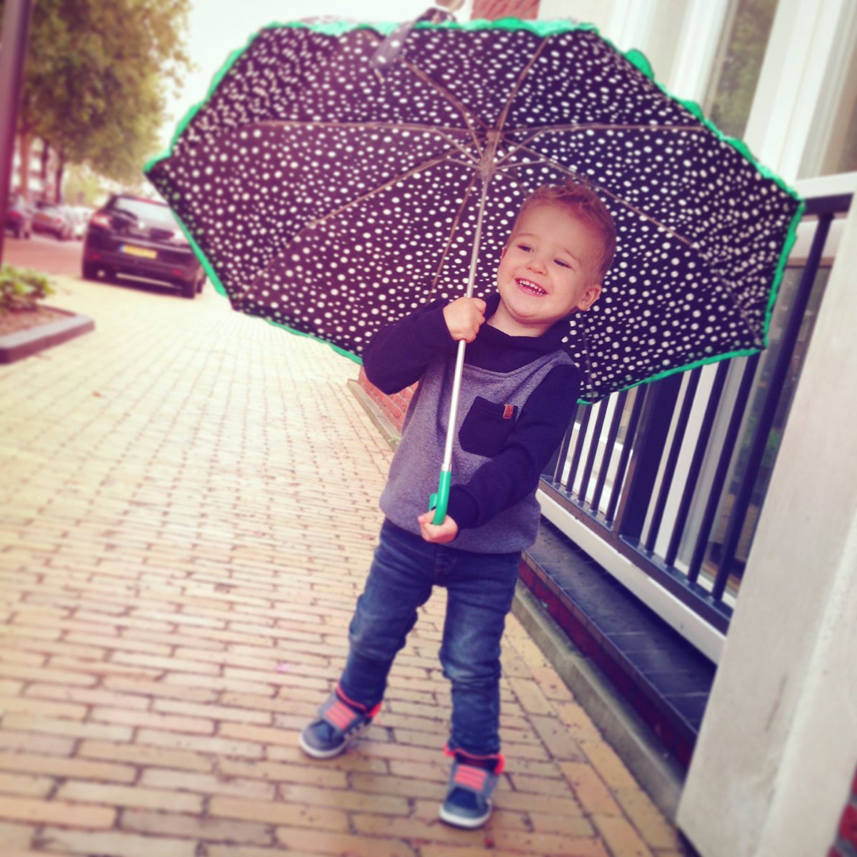 'Het regent, het regent...' Micha zingt het de hele dag. Weer of geen weer... Hij maakt mij blij!
