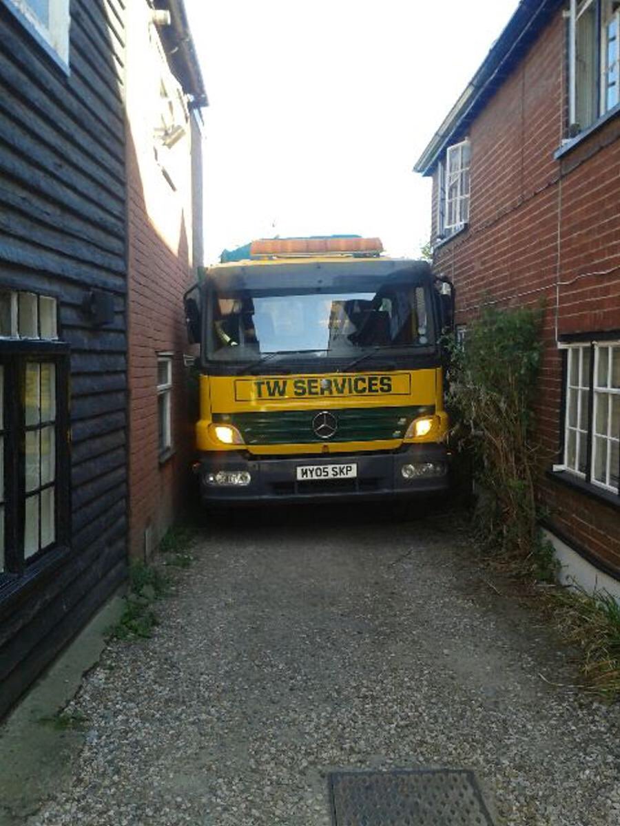tw_services's tweet photo. Our skip lorry driver Barry certainly get's himself in a tight spot occasionally. #skiphire https://t.co/tK5zSLcWS9