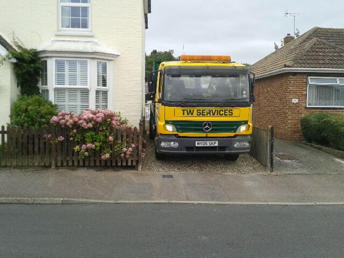 tw_services's tweet photo. Our skip lorry driver Barry certainly get's himself in a tight spot occasionally. #skiphire https://t.co/tK5zSLcWS9