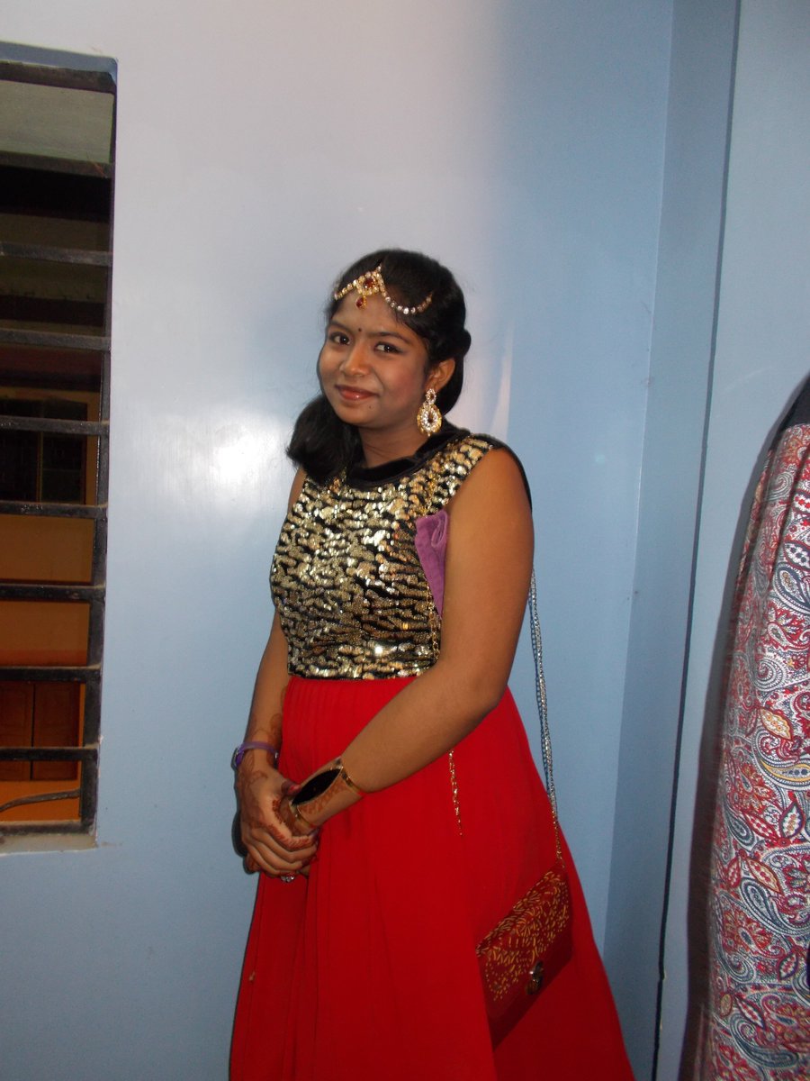 AnushkaDe18's tweet photo. kaisi lag rahi hoon? koi toh reply do......#GIVEREPLY https://t.co/hC7Xnj0MSr