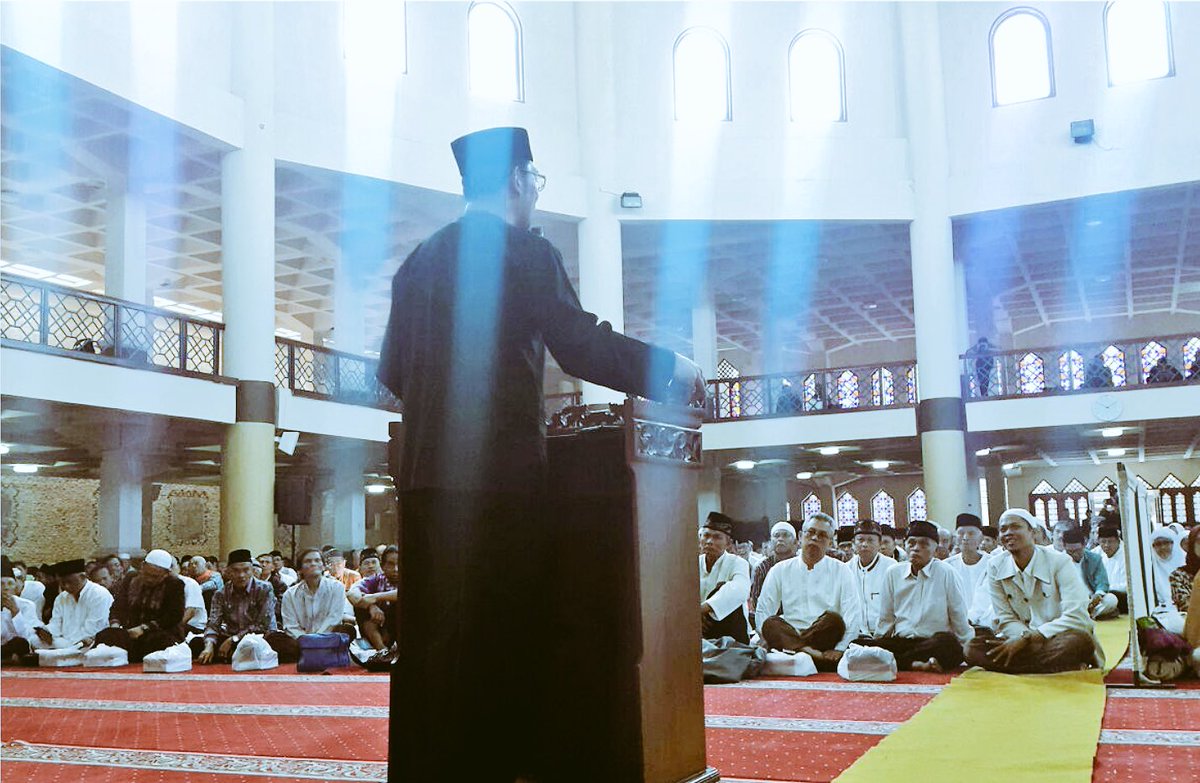 ridwankamil's tweet photo. Melepas jemaah Haji kota Bandung. didoakan kepergiannya lancar, ibadah hajinya lancar &amp; pulang mabrur dgn selamat. https://t.co/8XI48SgaQV