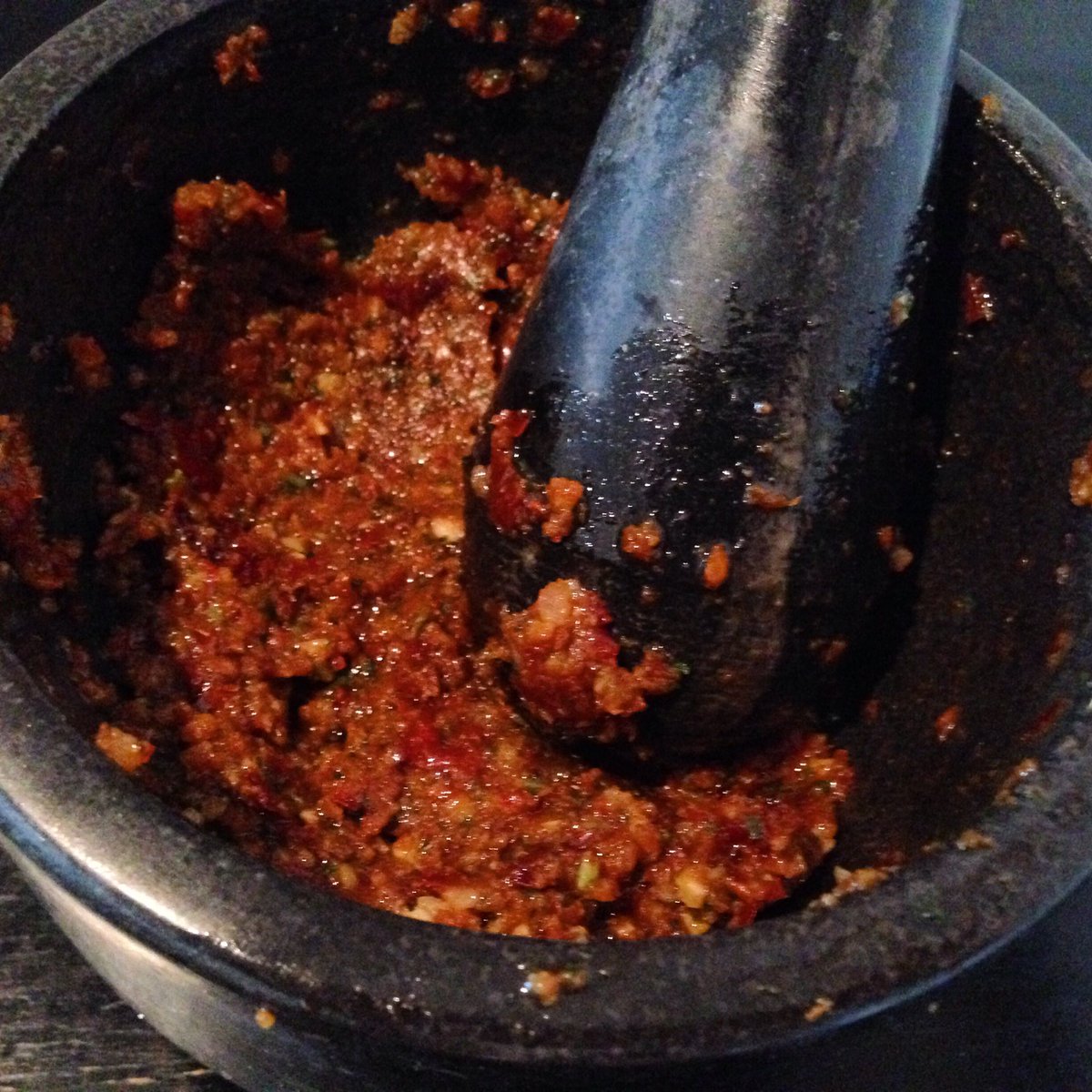 Algo se cuece...Sí! Es pesto rojo casero #ñam