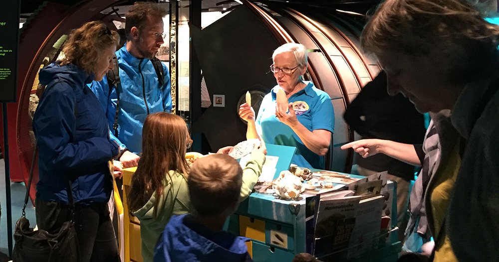 EcomareTexel's tweet photo. Wat een gezellige #Walvisdag vandaag! Veel belangstelling voor Walvisziekenhuis @SOSDolfijn en alle walvisverhalen: https://t.co/gqQLqUYKHA