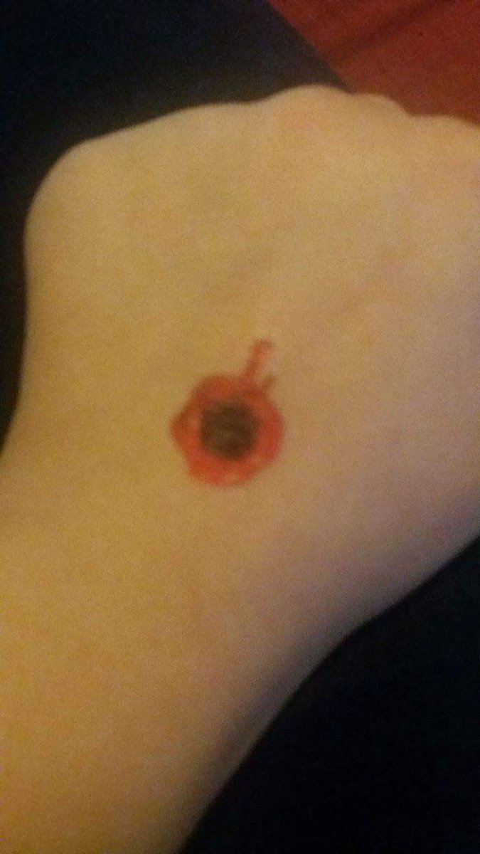 DMsoloidol's tweet photo. J'ai bientôt 18 ans et je me met encore des tatouage, je suis une enfant je vous dit 😂😂 https://t.co/r3SofXQFup