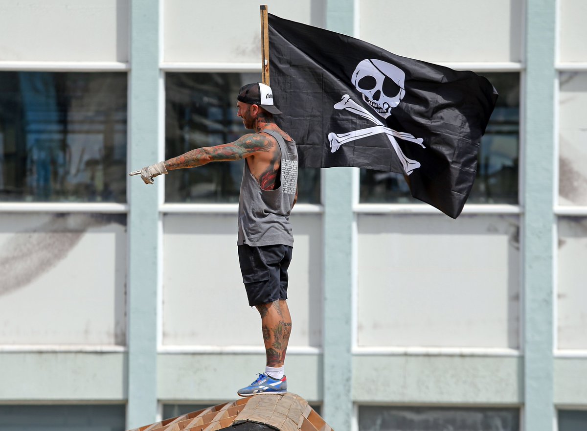 .@OMarisquino toma forma en Vigo para lucir cultura urbana a 50 países ow.ly/aiug302SMyI Foto de <a href="/MGBrea/">Marta G. Brea</a>