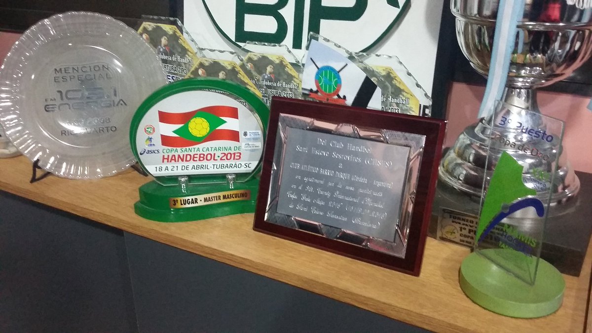 Ya esta en la vitrina de trofeos de <a href="/CABParque/">Barrio Parque</a> la placa recordatoria de @Handbol_Sanes @FestaMajorCup Gracias!