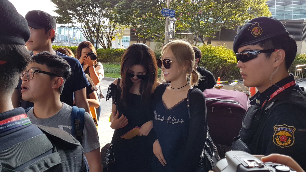 [PIC][03-08-2016]TaeYeon và SeoHyun trở về Hàn Quốc vào chiều nay Co8a-7fVYAIALKK