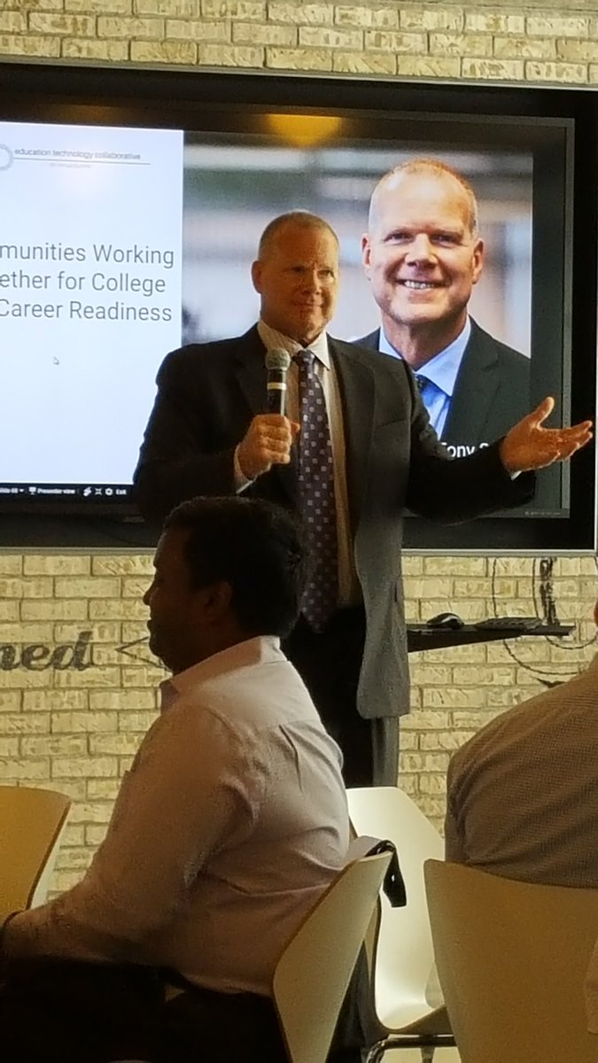 DrJohnnieThomas's tweet image. @ThinkCERCA listening to @ISBESupt talk about the importance of creating innovative &amp;amp; community centered schools.