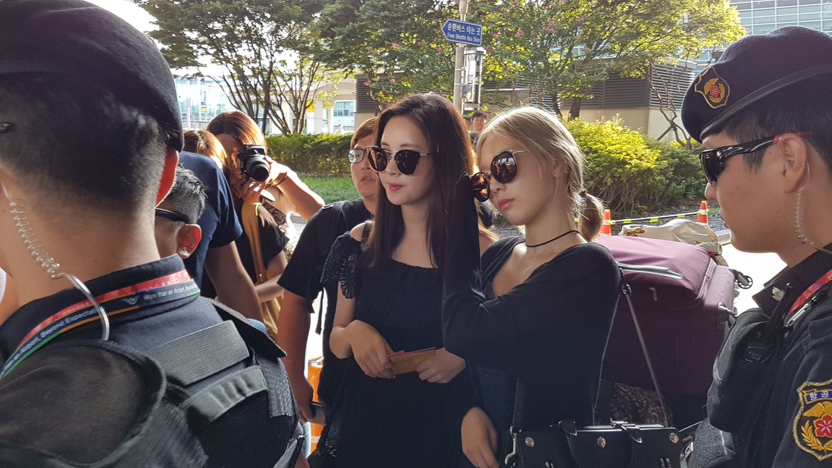 [PIC][03-08-2016]TaeYeon và SeoHyun trở về Hàn Quốc vào chiều nay Co8aee8UkAQcADx