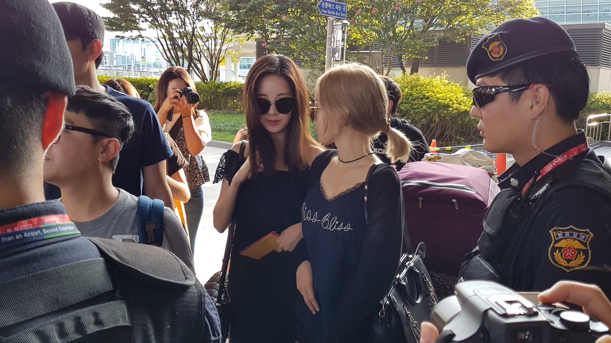 [PIC][03-08-2016]TaeYeon và SeoHyun trở về Hàn Quốc vào chiều nay Co8bBu6VYAAonB5