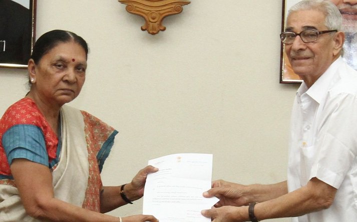 #Anandiben ने सौंपा गवर्नर को इस्तीफा, गुजरात के नए CM के नाम पर सस्पेंस बरकरार aajtak.intoday.in/story/anandibe… <a href="/gopimaniar/">Gopi Maniar ghanghar</a>