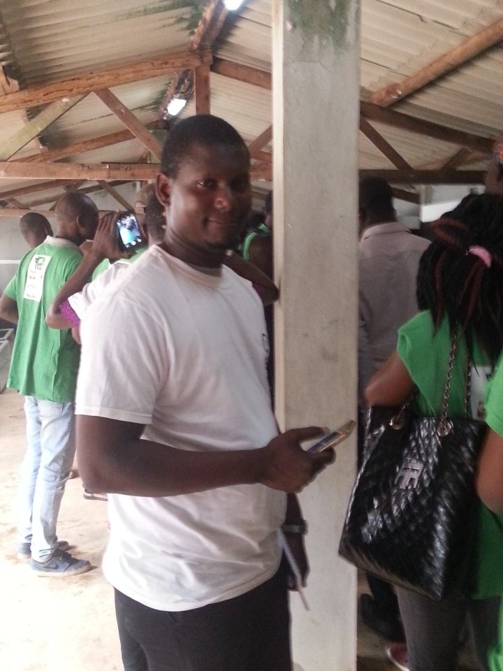 muriness's tweet photo. En pleine visite de la salle d'alevinage de la Fondantion Tonon
@EtriLabs  #agrihack https://t.co/XyDECLG2cU