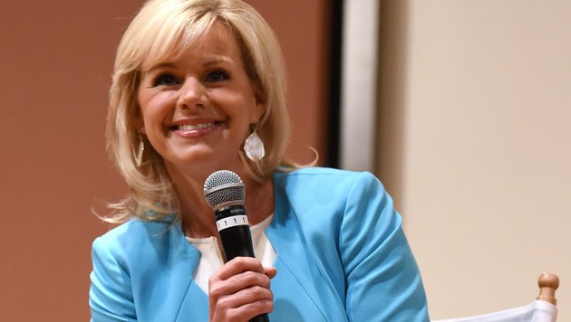 HuffPostWomen's tweet photo. Gretchen Carlson shuts down Trump's dangerous notion that "strong" women don't get harassed https://t.co/SG7CiuMRBj https://t.co/7VPkzGfgYk