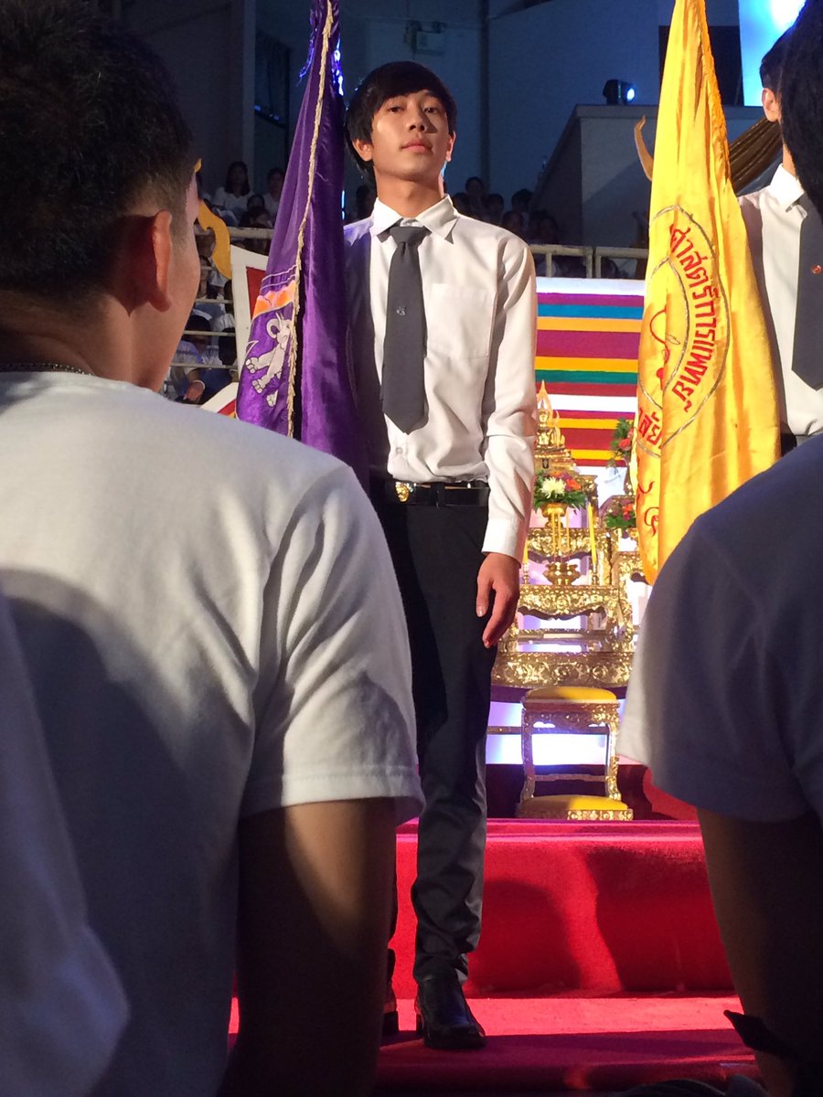 sboilyy's tweet photo. พี่คนถือธงงานดี มีแอบมองกล้องด้วย55555 #ทีมนเรศวร #beginningcamp15 https://t.co/6NcL02Pq8S