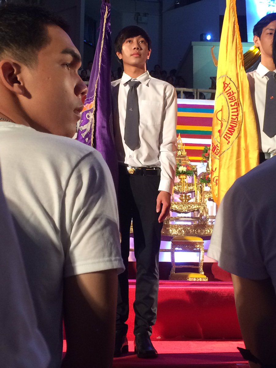 sboilyy's tweet photo. พี่คนถือธงงานดี มีแอบมองกล้องด้วย55555 #ทีมนเรศวร #beginningcamp15 https://t.co/6NcL02Pq8S