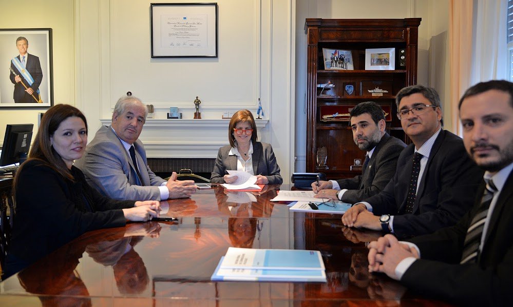 PatoBullrich's tweet photo. Firmamos Convenio con La Rioja. Somos más los articulados con el Sist. Federal de Comunicaciones Policiales #SIFCOP https://t.co/PA2LhPSnn0