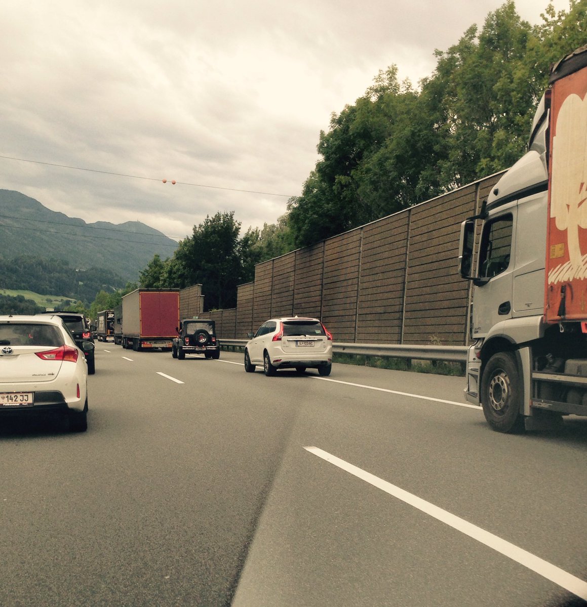 Pavoho's tweet image. #intirol funktioniert die #rettungsgasse auch bei stockendem Verkehr! #teamrettungsgasse