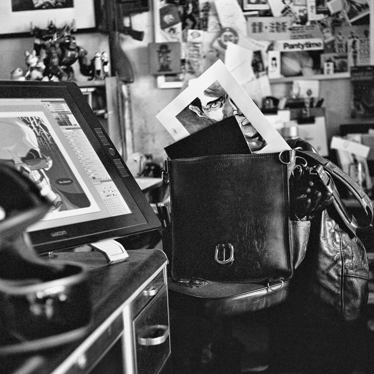 DanLimPhoto's tweet image. Ever since, this bag has been with me everywhere I've gone. Even if I don’t draw for months bit.ly/2aBJ2m3