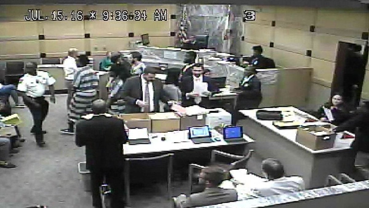 Video shows crowded courtroom during Broward County courthouse escape bit.ly/2aO0BTq?utm_me… https://t.co/0LLGnfCX3e