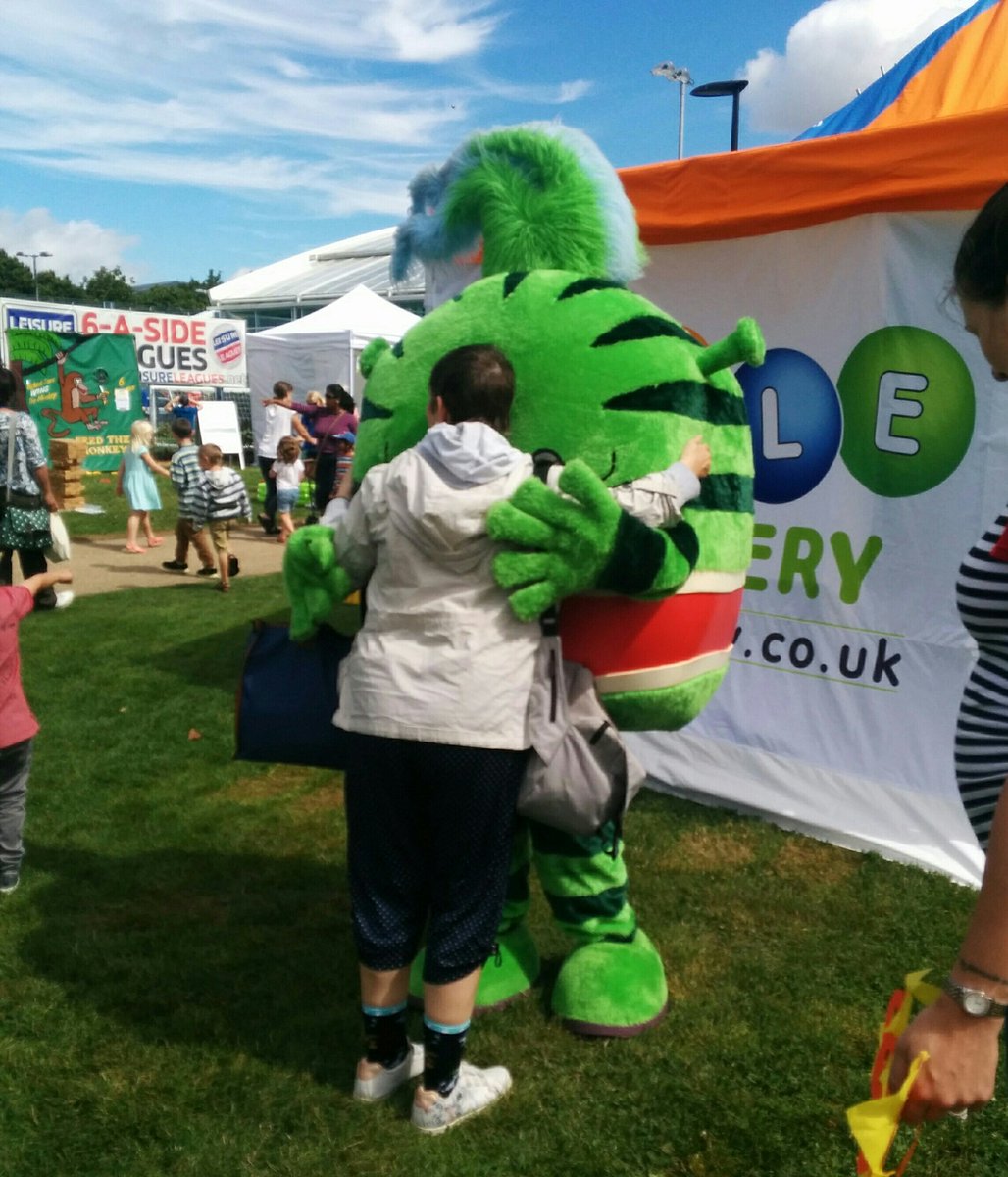 TheWaterside1's tweet photo. Today we found out aliens give the best hugs! #Playday2016 #ValePark #Aylesbury #Fun https://t.co/hcBv8jx1nr
