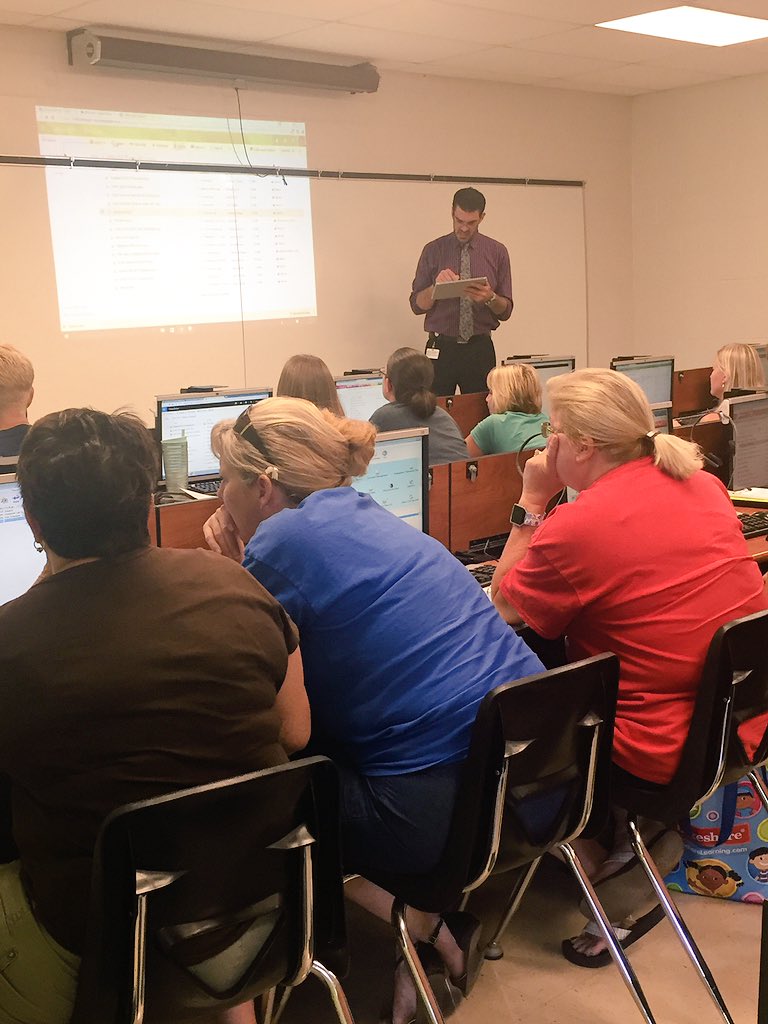 ackerman_casey's tweet photo. @Cullen4EDU educating teachers @LakeMagdaleneES on how to use Office365 @HillsboroughSch #lakemagstrong #techytech https://t.co/4VkSDYOqhU