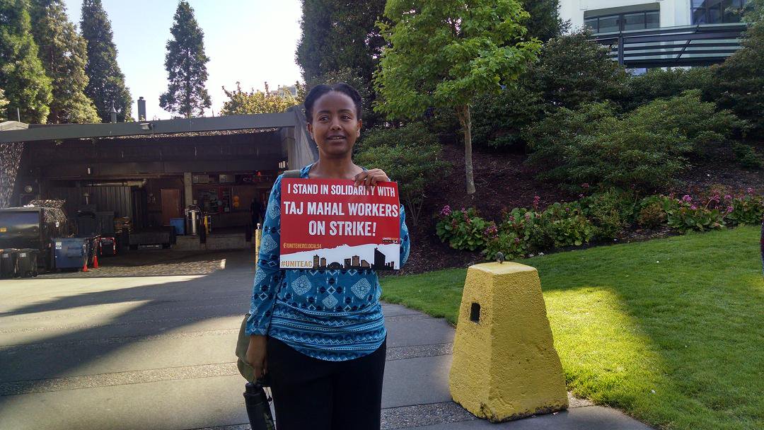 Local8OBB2016's tweet photo. Space Needle Workers stand with casino workers on strike in Atlantic City! #UniteAC #Solidarity #Seattle #Local8 https://t.co/GwZ1hVxMKw
