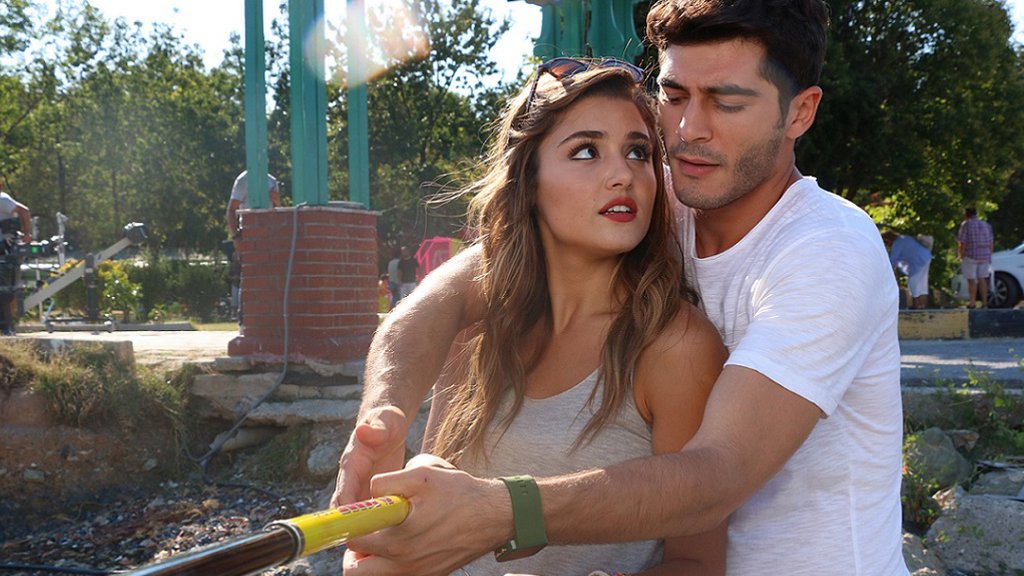 #AşkLaftanAnlamaz yeni bölümüyle birazdan Show TV'de! İyi seyirler... 🎈 #SenHiçGitme <a href="/HandeErcel/">Hande Erçel</a> <a href="/_denizburak/">Burak Deniz</a>