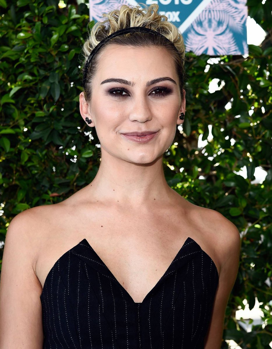SoloArtists's tweet photo. #ChelseaKane is everyone's choice at #TeenChoice2016 Hair & makeup by @BrendanRglam for @CHANEL & @KevinMurphyIntl https://t.co/MVTSharL8t