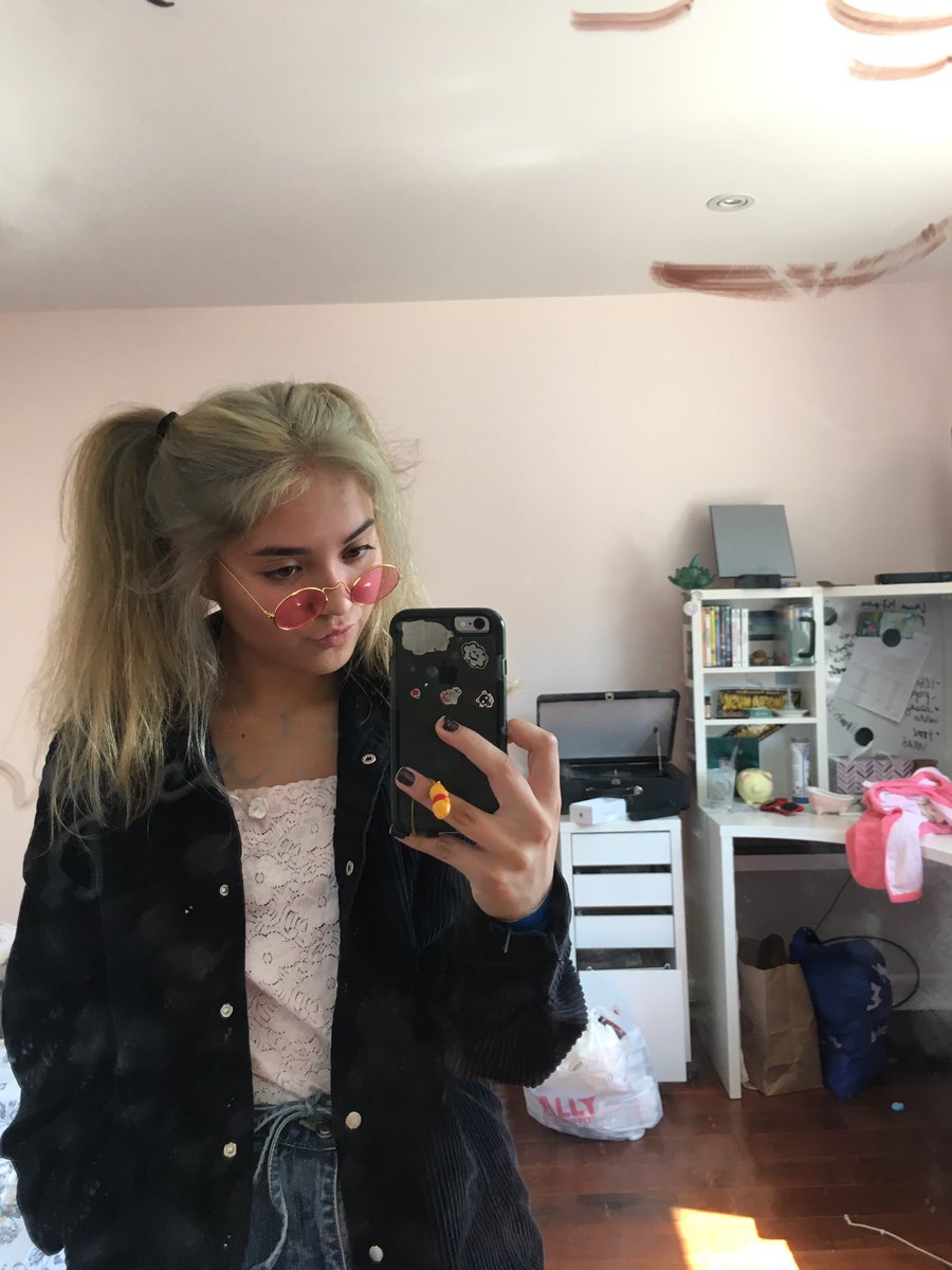 smellygirl777's tweet photo. this isnt silver but i don't give a shit https://t.co/kPs631WZwu