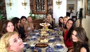 MissyLynch_28's tweet photo. BAIA BAIA PRESIENTO QUE RAURA ESTÁ MÁS CERCA , HERMOSAS MIS DOS REINA 

#RydelsTeaParty 💘 https://t.co/eb9wwgzLW5