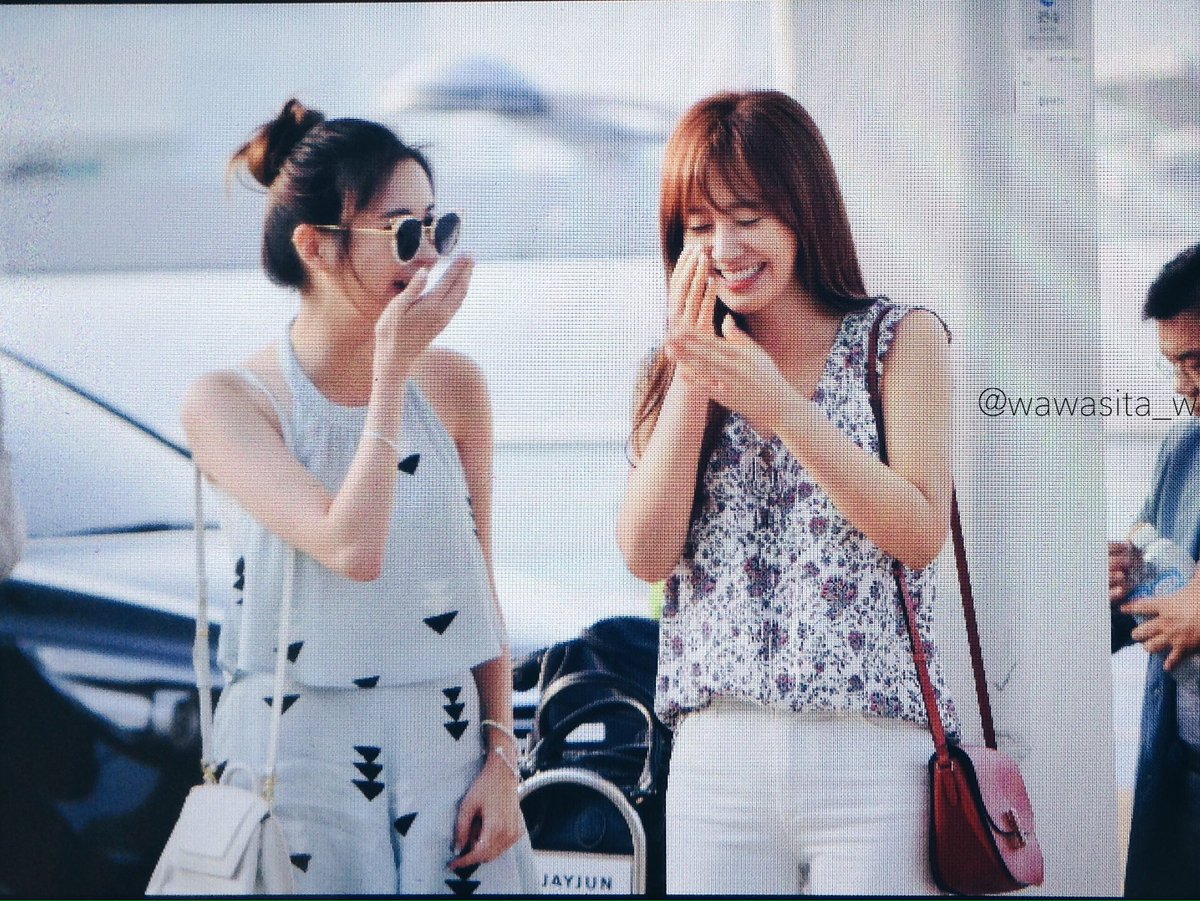 [PIC][04-08-2016]Yuri và SeoHyun khởi hành đi Trung Quốc để quảng bá cho thương hiệu dầu gội – “PANTENE” vào sáng nay Co968mFUIAEsvGd