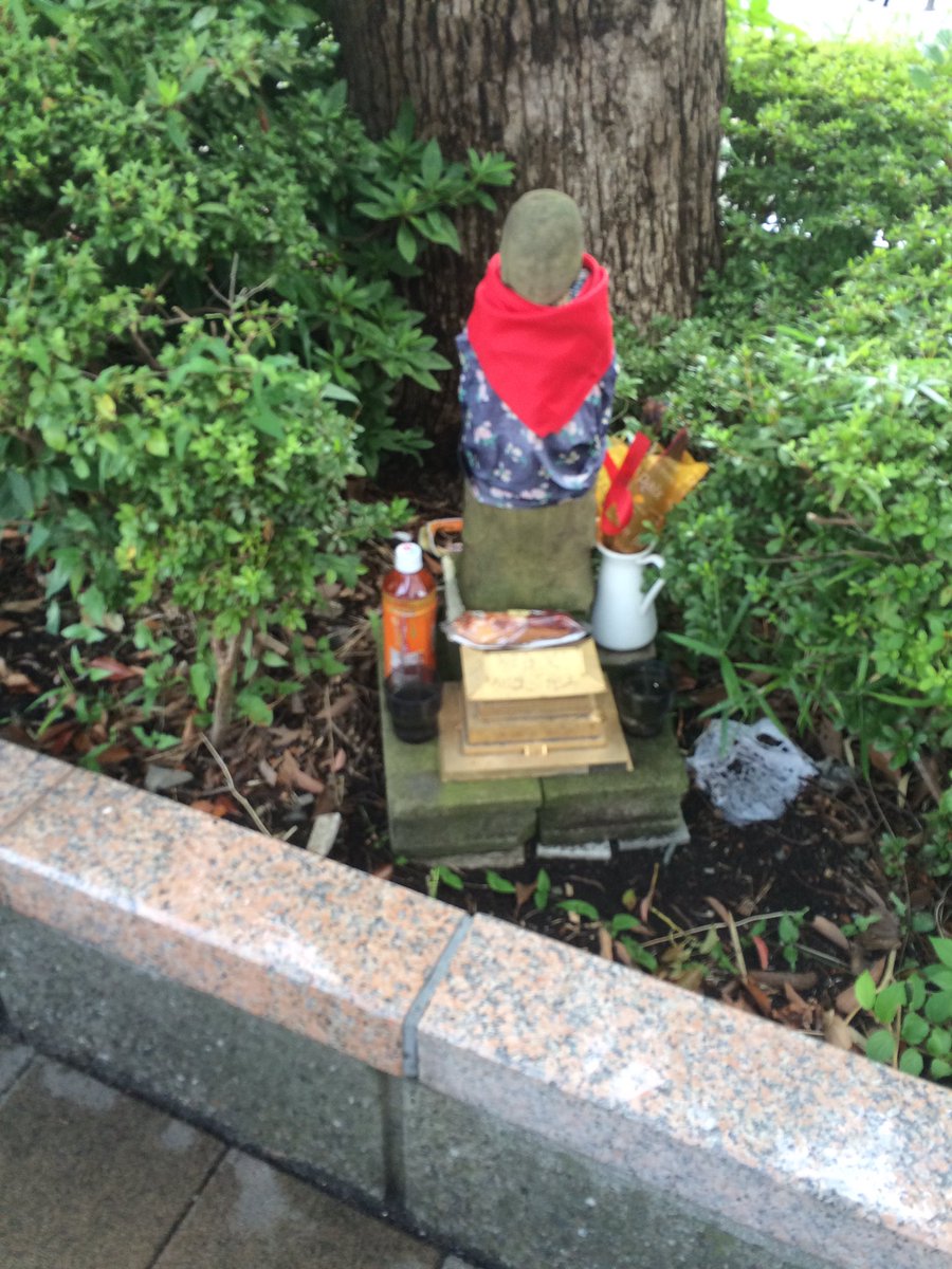 Shinura_bot's tweet photo. ポケモンGOやるまで新浦安駅前広場にお地蔵さんあること知らなかったって人も多いんじゃない？ https://t.co/pBeHDn5xZw