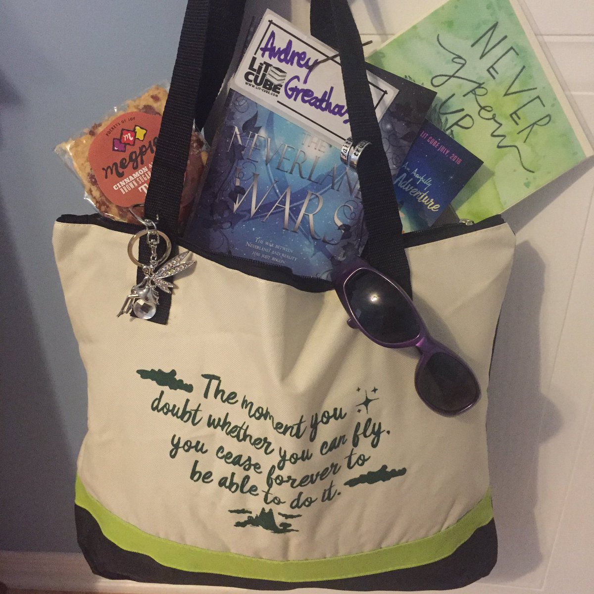 RabidReads's tweet image. #PeterPan #LitCube is here! Tinker bell keychain, tart, THE NEVERLAND WARS by @missaudreyjoy instagram.com/p/BIqcUOZjcPp/