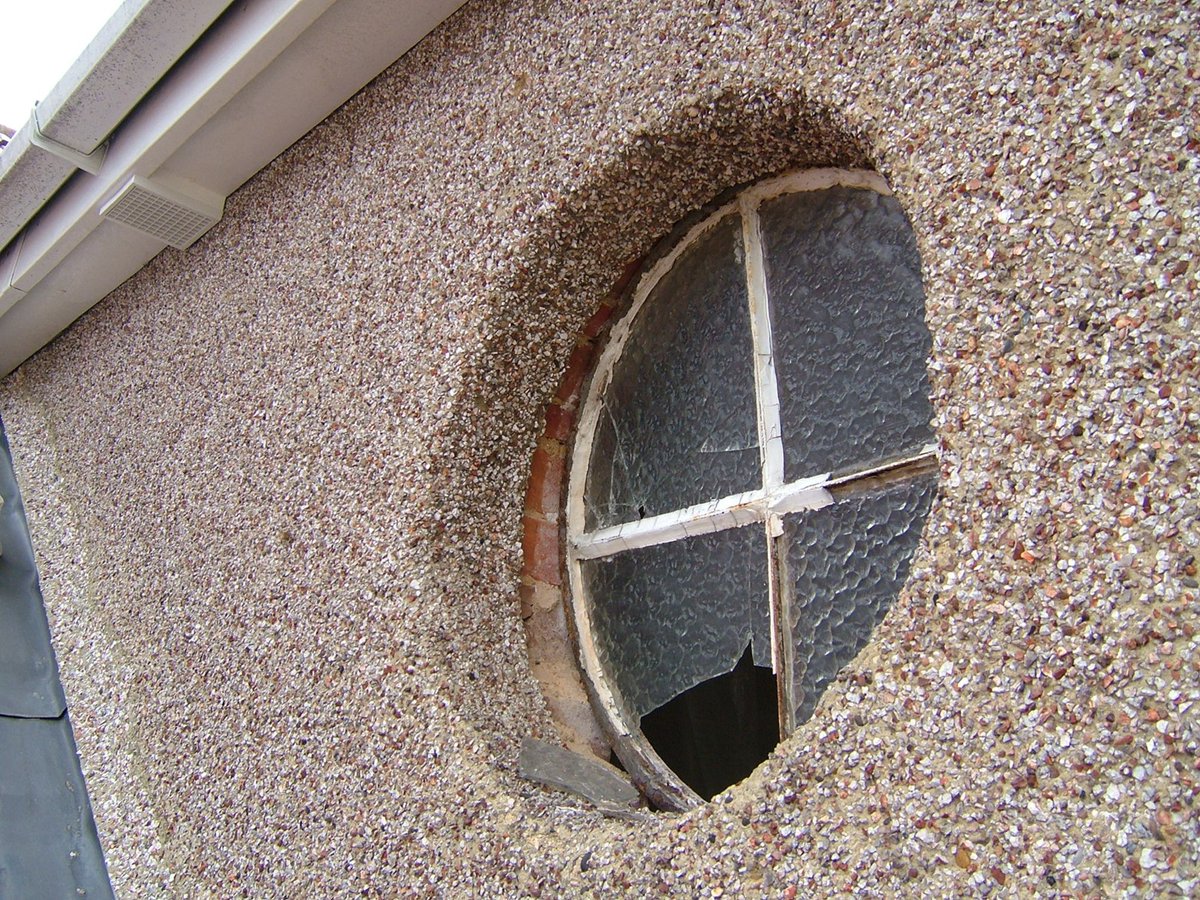 simplystairs's tweet photo. Circular #window: new glass and re-paint, or replace entirely? Find out soon. #simplystairs #carpentry #joinery https://t.co/fgohGx2WN2