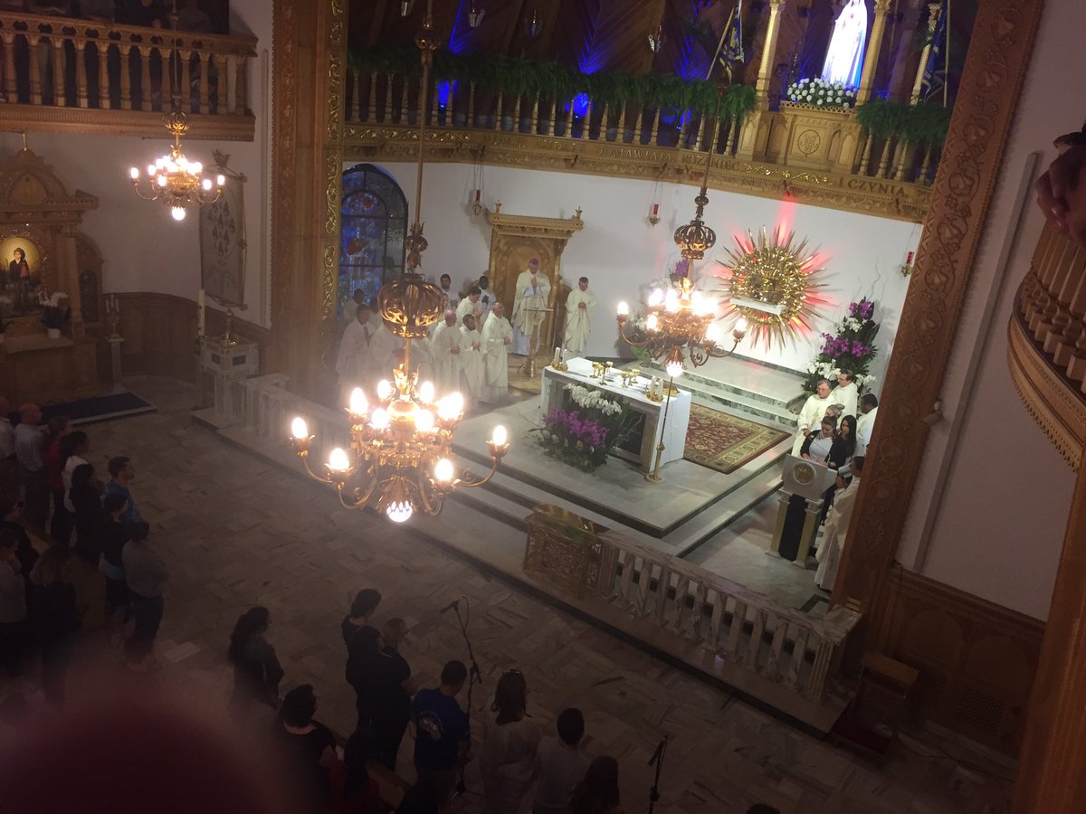 WYD_B17's tweet photo. @BishopUmbers celebrates the @SydCathSchools closing #Mass for our @wyd_en #Krakow2016 #Pilgrimage @SydArchdiocese https://t.co/0Yt59MMMsm