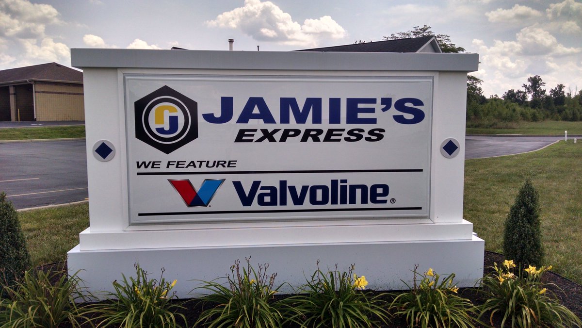 CoachChiv's tweet photo. Thank you @Jamies_Tire We won your raffle donation of a full service oil change. Money raised went to feeding kids https://t.co/Gfl6S8iydO