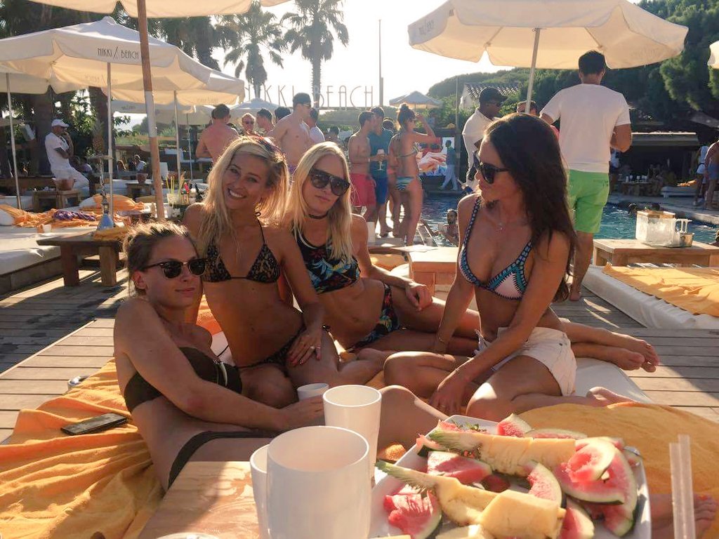 #chilling #nikkibeach #sttropez #swimming #girls #Lola
